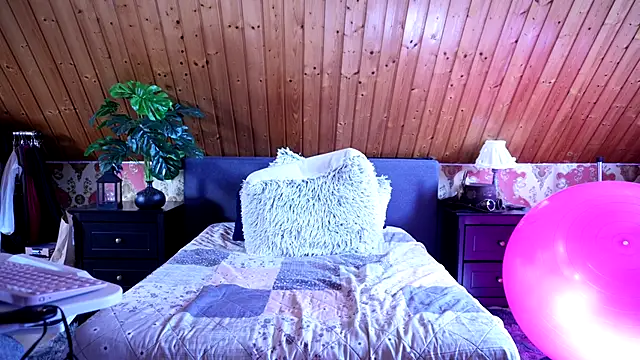 TessaWinter online show from September 20, 2025, 11:22 am