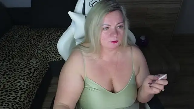 Snapshot of MolligSpielle chatting on January 16, 2025, 9:30 pm MolligSpielle online show from January 16, 2025, 9:30 pm