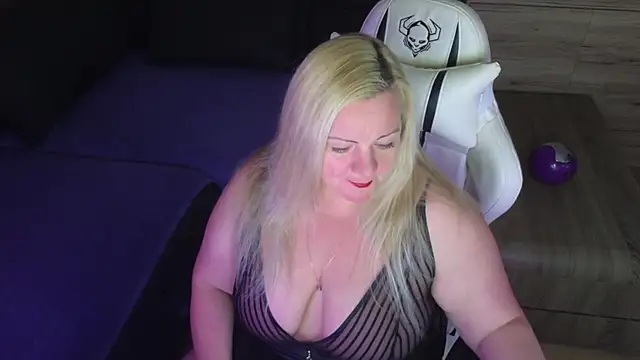 Snapshot of MolligSpielle chatting on October 2, 2025, 7:54 pm MolligSpielle online show from October 2, 2025, 7:54 pm