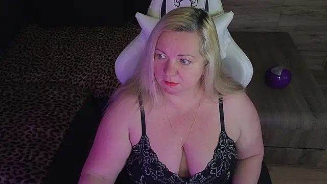 Snapshot of MolligSpielle chatting on October 28, 2025, 8:11 pm MolligSpielle online show from October 28, 2025, 8:11 pm