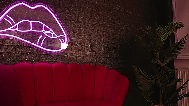 Snapshot of ScarlettQuate chatting on March 18, 2025, 11:53 pm ScarlettQuate online show from March 18, 2025, 11:53 pm