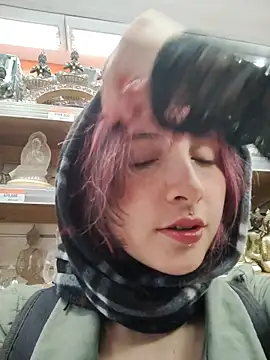 Snapshot of _Laary chatting on December 18, 2025, 8:26 pm Laary online show from December 18, 2025, 8:26 pm