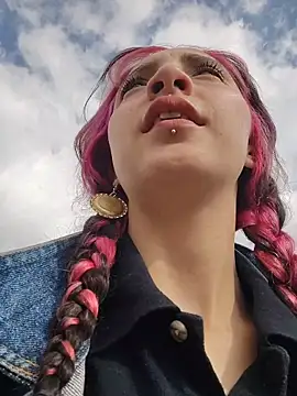 Snapshot of _Laary chatting on December 19, 2025, 8:16 pm Laary online show from December 19, 2025, 8:16 pm