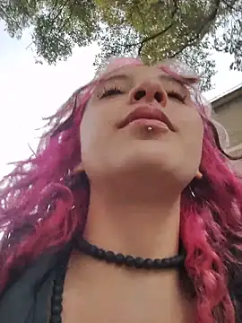 Snapshot of _Laary chatting on December 21, 2025, 8:49 pm Laary online show from December 21, 2025, 8:49 pm