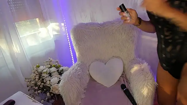 Snapshot of ElisaBaxter chatting on July 6, 2026, 3:58 am ElisaBaxter online show from July 6, 2026, 3:58 am