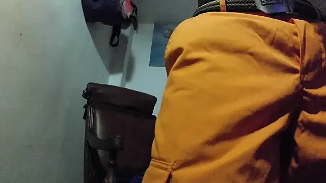 crazylatinguyy online show from November 17, 2025, 5:08 pm