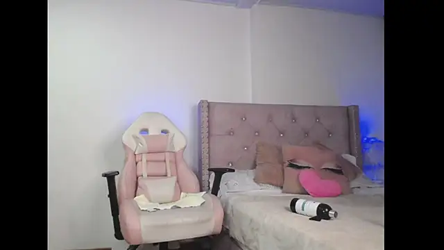 Snapshot of destinysweet21 chatting on December 12, 2024, 12:27 am destinysweet21 online show from December 12, 2024, 12:27 am