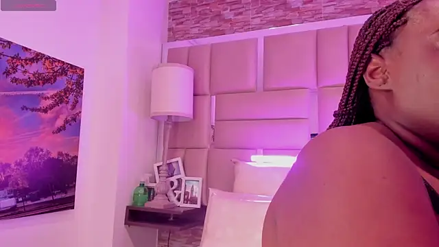 ShaniaBrownn online show from April 1, 2026, 7:55 pm