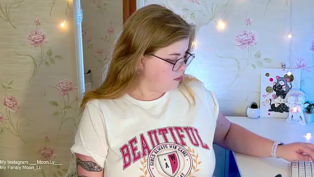 Snapshot of sinnamon_ chatting on November 22, 2025, 3:11 pm sinnamon online show from November 22, 2025, 3:11 pm