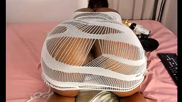  yisela  online show from March 7, 2025, 1:53 am