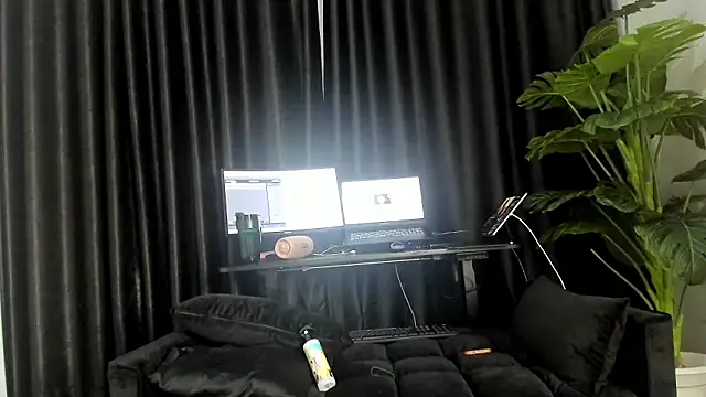 naughty bigass online show from March 15, 2026, 3:23 am