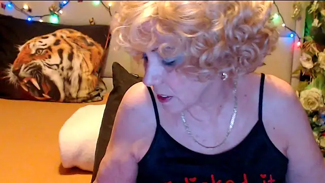 Snapshot of HappyWomanOn chatting on February 9, 2026, 9:24 am HappyWomanOn online show from February 9, 2026, 9:24 am