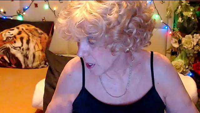 Snapshot of HappyWomanOn chatting on February 11, 2026, 9:25 am HappyWomanOn online show from February 11, 2026, 9:25 am