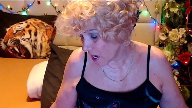 Snapshot of HappyWomanOn chatting on February 17, 2026, 8:55 am HappyWomanOn online show from February 17, 2026, 8:55 am