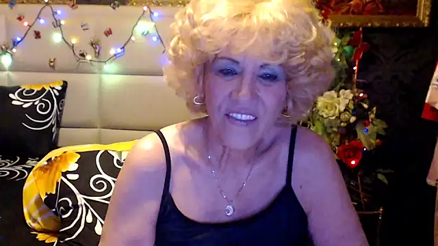 Snapshot of HappyWomanOn chatting on April 11, 2026, 9:13 am HappyWomanOn online show from April 11, 2026, 9:13 am