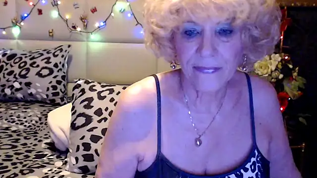 Snapshot of HappyWomanOn chatting on April 15, 2026, 7:58 pm HappyWomanOn online show from April 15, 2026, 7:58 pm