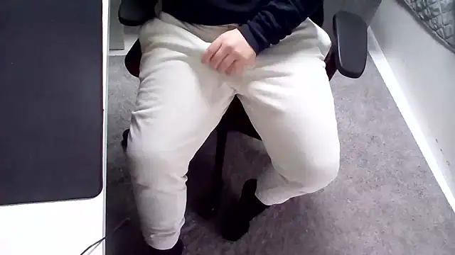 Snapshot of Luishorny19 chatting on December 27, 2024, 12:23 pm Luishorny19 online show from December 27, 2024, 12:23 pm