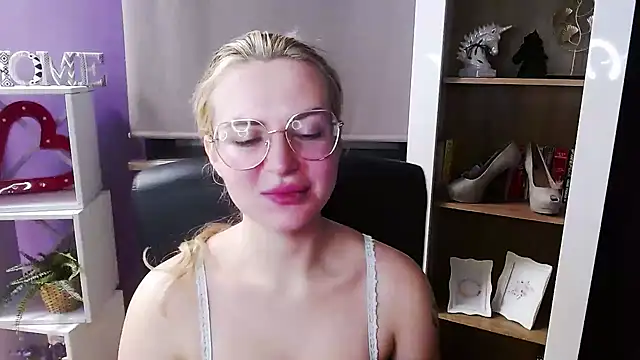 Zoey Erotic online show from February 9, 2026, 5:44 am