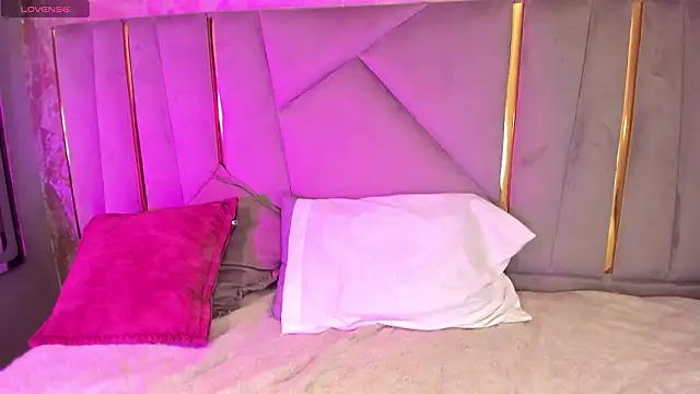 Snapshot of Sariitaa_ chatting on February 7, 2026, 2:10 pm Sariitaa online show from February 7, 2026, 2:10 pm