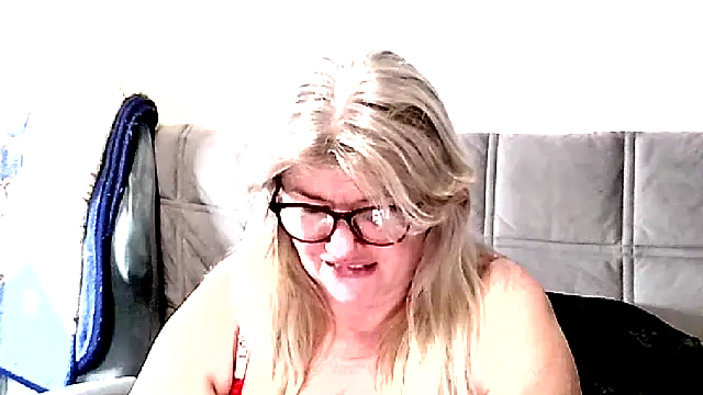 Snapshot of Diana_49 chatting on March 3, 2026, 8:04 pm Diana 49 online show from March 3, 2026, 8:04 pm