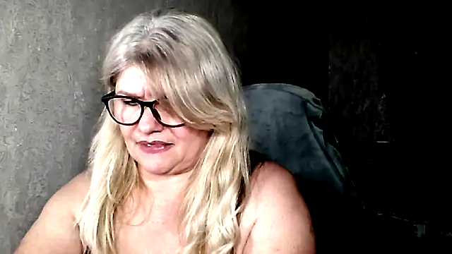 Snapshot of Diana_49 chatting on March 5, 2026, 8:49 pm Diana 49 online show from March 5, 2026, 8:49 pm