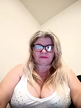 Snapshot of Diana_49 chatting on April 11, 2026, 7:45 am Diana 49 online show from April 11, 2026, 7:45 am