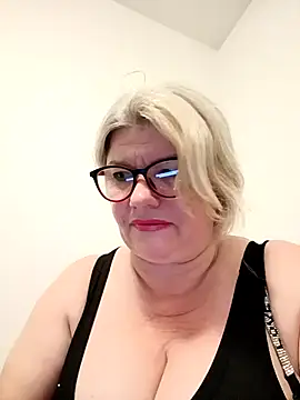 Snapshot of Diana_49 chatting on April 12, 2026, 7:35 am Diana 49 online show from April 12, 2026, 7:35 am