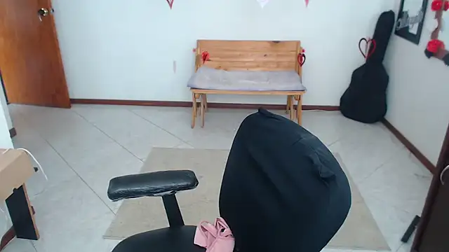 charlottezoe15 online show from February 11, 2026, 6:35 pm