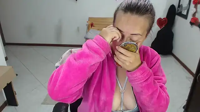 charlottezoe15 online show from February 12, 2026, 7:25 am