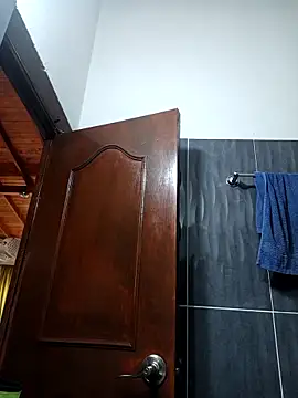 LunaZambrano online show from September 24, 2025, 4:43 pm