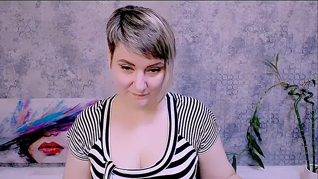 Snapshot of Djullia chatting on November 10, 2025, 12:48 pm Djullia online show from November 10, 2025, 12:48 pm