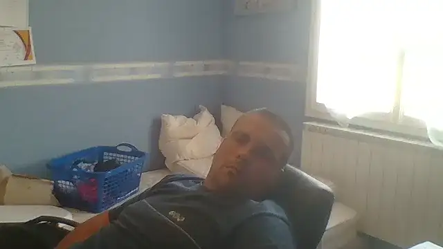 Snapshot of manubm03 chatting on September 12, 2025, 10:04 am manubm03 online show from September 12, 2025, 10:04 am