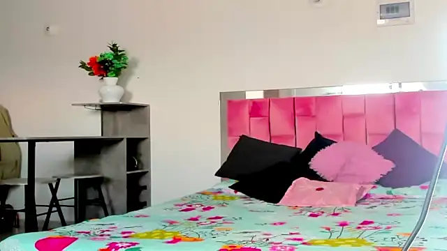 the queen aleja online show from December 2, 2025, 1:39 pm