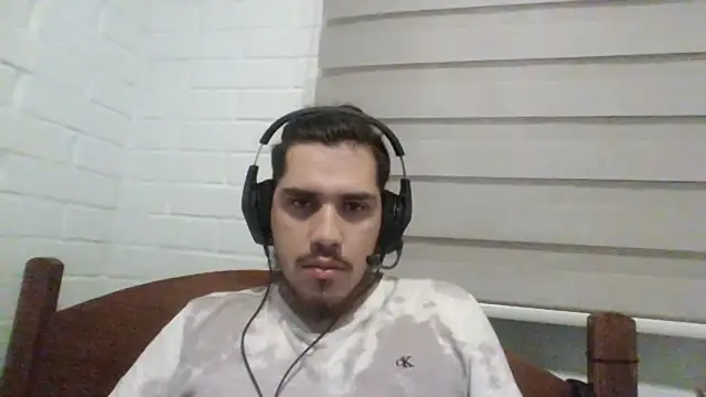 Snapshot of hung_weeb chatting on December 4, 2024, 1:14 am hung weeb online show from December 4, 2024, 1:14 am