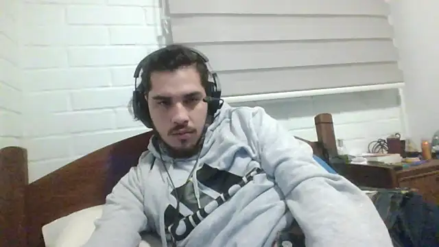 Snapshot of hung_weeb chatting on December 7, 2024, 3:47 am hung weeb online show from December 7, 2024, 3:47 am