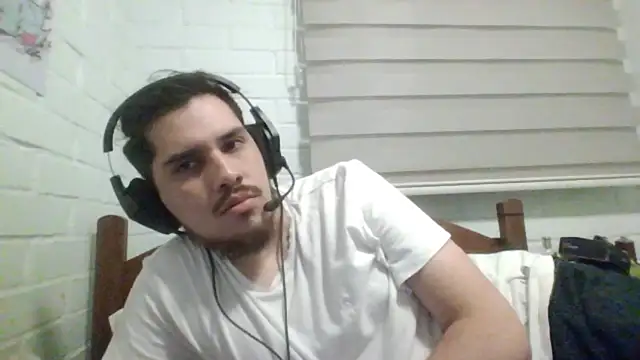 Snapshot of hung_weeb chatting on December 9, 2024, 1:18 am hung weeb online show from December 9, 2024, 1:18 am