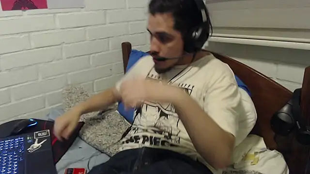 Snapshot of hung_weeb chatting on December 12, 2024, 3:43 am hung weeb online show from December 12, 2024, 3:43 am