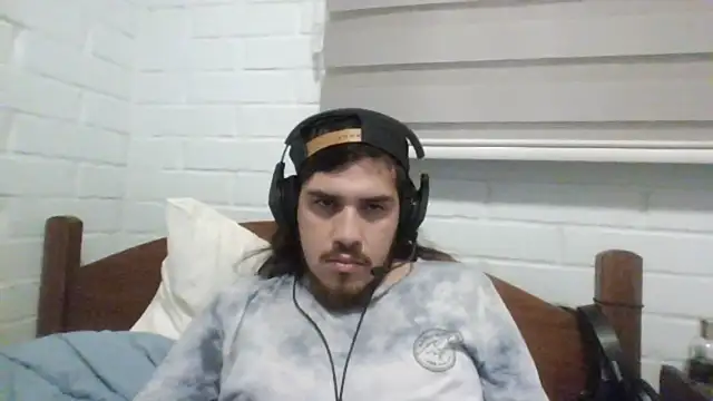 Snapshot of hung_weeb chatting on December 15, 2024, 3:24 am hung weeb online show from December 15, 2024, 3:24 am