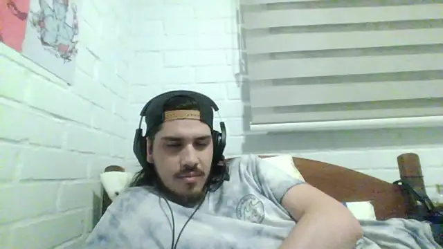 Snapshot of hung_weeb chatting on December 16, 2024, 1:10 am hung weeb online show from December 16, 2024, 1:10 am