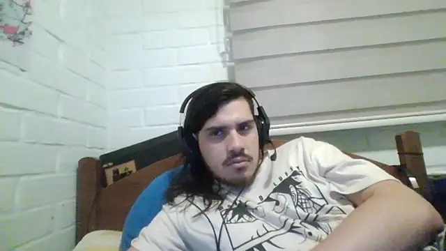 Snapshot of hung_weeb chatting on January 13, 2025, 1:02 am hung weeb online show from January 13, 2025, 1:02 am