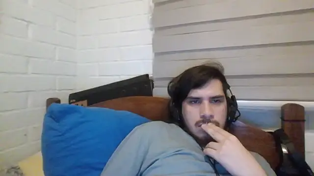 Snapshot of hung_weeb chatting on January 15, 2025, 3:22 am hung weeb online show from January 15, 2025, 3:22 am