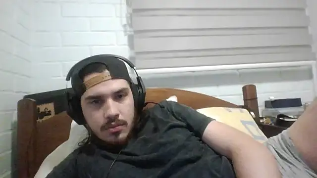 Snapshot of hung_weeb chatting on February 2, 2025, 3:32 am hung weeb online show from February 2, 2025, 3:32 am