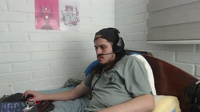 Snapshot of hung_weeb chatting on February 17, 2025, 4:31 am hung weeb online show from February 17, 2025, 4:31 am