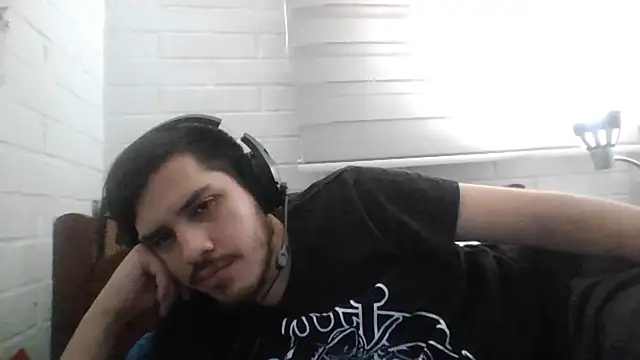 Snapshot of hung_weeb chatting on March 5, 2025, 3:40 am hung weeb online show from March 5, 2025, 3:40 am