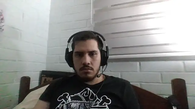 Snapshot of hung_weeb chatting on March 6, 2025, 3:35 am hung weeb online show from March 6, 2025, 3:35 am