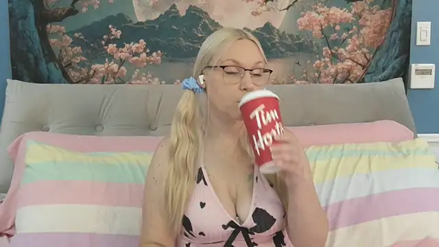 Snapshot of SaraBearXo chatting on October 3, 2025, 12:13 pm SaraBearXo online show from October 3, 2025, 12:13 pm