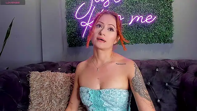 Snapshot of amy_e chatting on January 12, 2025, 1:00 am amy e online show from January 12, 2025, 1:00 am