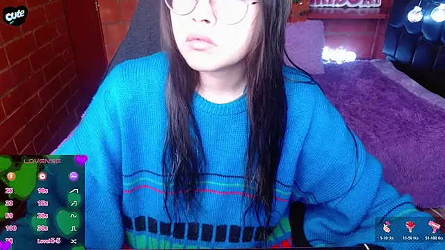 MidoriQuiinn online show from May 11, 2026, 4:04 pm