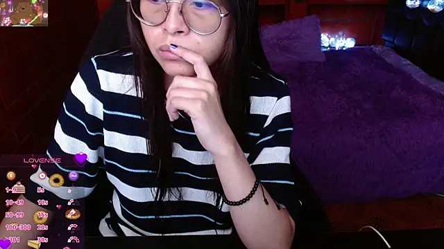 MidoriQuiinn online show from May 27, 2026, 4:15 pm