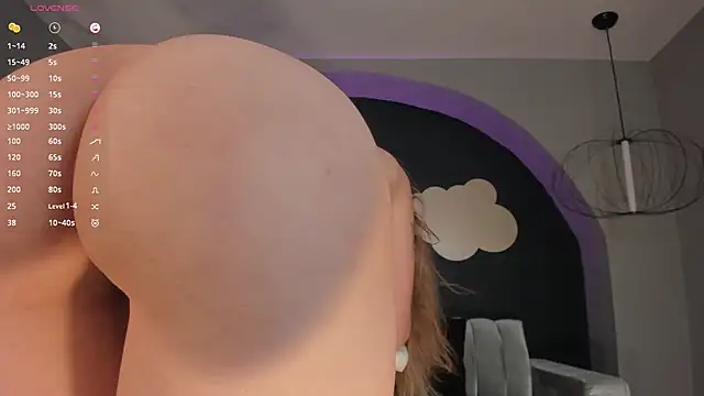 Snapshot of NiaHolland chatting on December 6, 2024, 5:00 pm NiaHolland online show from December 6, 2024, 5:00 pm